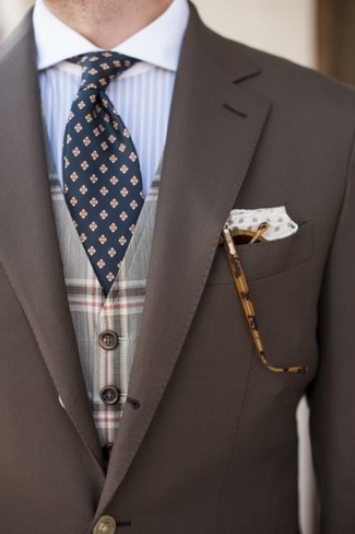 Dunkelblaue Krawatte mit Blumenmuster kombinieren – 88 Herren Outfits: Tragen Sie ein braunes Sakko und eine dunkelblaue Krawatte mit Blumenmuster für einen stilvollen, eleganten Look.