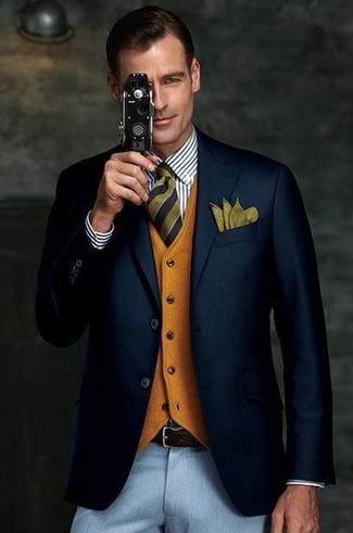 Dunkelgrüne vertikal gestreifte Krawatte kombinieren – 10 Herren Outfits: Entscheiden Sie sich für einen klassischen Stil in einem dunkelblauen Sakko und einer dunkelgrünen vertikal gestreiften Krawatte.