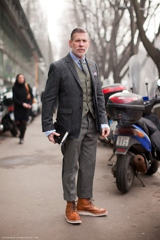 Graue Wollweste kombinieren – 61 Herren Outfits kühl Wetter: Kombinieren Sie eine graue Wollweste mit einer grauen Wollanzughose für eine klassischen und verfeinerte Silhouette. Fühlen Sie sich ideenreich? Ergänzen Sie Ihr Outfit mit rotbraunen Brogue Stiefeln aus Leder.