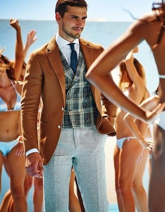 Graue Weste mit Schottenmuster kombinieren – 71 Herren Outfits: Vereinigen Sie eine graue Weste mit Schottenmuster mit einer grauen Anzughose, um vor Klasse und Perfektion zu strotzen.
