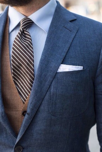 dunkelblaues Sakko, braune Weste, hellblaues Businesshemd, dunkelbraune vertikal gestreifte Krawatte für Herren