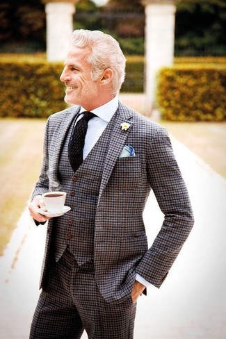 Dunkelbraune Weste kombinieren – 299 Herren Outfits: Paaren Sie eine dunkelbraune Weste mit einer braunen Anzughose mit Schottenmuster für einen stilvollen, eleganten Look.