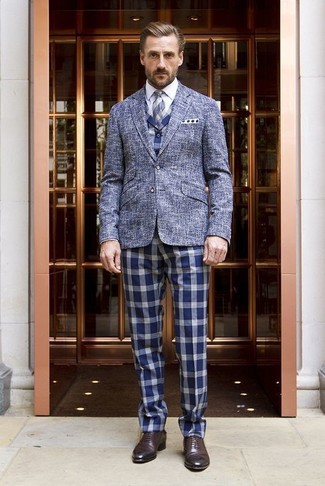 Dunkelblaue Weste kombinieren – 437 Herren Outfits: Kombinieren Sie eine dunkelblaue Weste mit einer blauen Anzughose mit Vichy-Muster, um vor Klasse und Perfektion zu strotzen. Machen Sie diese Aufmachung leger mit dunkelbraunen Leder Oxford Schuhen.