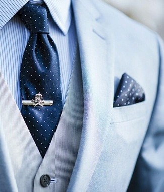 hellblaues Sakko, graue vertikal gestreifte Weste, hellblaues vertikal gestreiftes Businesshemd, dunkelblaue und weiße gepunktete Krawatte für Herren