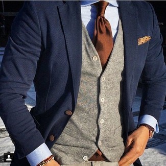 dunkelblaues Sakko, graue Wollweste, hellblaues Businesshemd mit Vichy-Muster, rotbraune Krawatte für Herren