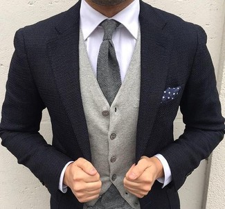 dunkelblaues Strick Sakko, graue Wollweste, weißes Businesshemd, graue Wollkrawatte für Herren