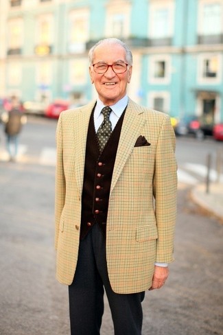 Dunkelbraune gepunktete Krawatte kombinieren – 165 Herren Outfits warm Wetter: Tragen Sie ein beige Sakko mit Schottenmuster und eine dunkelbraune gepunktete Krawatte, um vor Klasse und Perfektion zu strotzen.