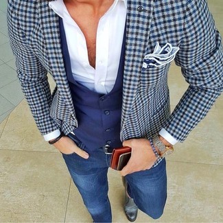 Dunkelblaues und weißes Einstecktuch kombinieren – 500+ Herren Outfits: Kombinieren Sie ein blaues Sakko mit Karomuster mit einem dunkelblauen und weißen Einstecktuch für einen entspannten Wochenend-Look. Fügen Sie grauen Leder Slipper für ein unmittelbares Style-Upgrade zu Ihrem Look hinzu.