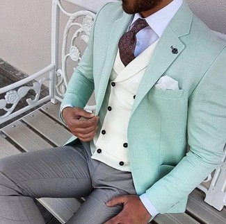 mintgrünes Sakko, hellbeige Weste, weißes Businesshemd, graue Anzughose für Herren