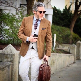 Braune Leder Umhängetasche kombinieren – 9 Elegante Herbst Herren Outfits: Tragen Sie ein braunes Sakko und eine braune Leder Umhängetasche für einen entspannten Wochenend-Look. Dieses Outfit eignet sich sehr gut für die Übergangszeit.