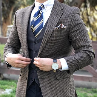 Graue Weste kombinieren – 427 Herren Outfits: Erwägen Sie das Tragen von einer grauen Weste und einer dunkelgrauen Anzughose, um vor Klasse und Perfektion zu strotzen.
