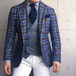 blaues Tweed Sakko, graue Wollweste mit Schottenmuster, weißes und schwarzes vertikal gestreiftes Businesshemd, weiße Kord Chinohose für Herren