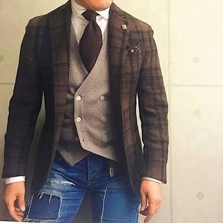 Braune Strick Krawatte kombinieren – 135 Herren Outfits: Kombinieren Sie ein dunkelbraunes Wollsakko mit Schottenmuster mit einer braunen Strick Krawatte für einen stilvollen, eleganten Look.