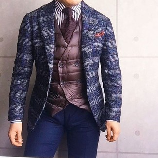 Braune Strick Krawatte kombinieren – 135 Herren Outfits: Kombinieren Sie ein dunkelblaues Wollsakko mit Schottenmuster mit einer braunen Strick Krawatte für eine klassischen und verfeinerte Silhouette.