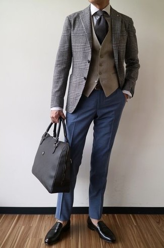 40 Jährige: Dunkelblaue Anzughose kombinieren – 122 Herren Outfits: Paaren Sie ein graues Sakko mit Schottenmuster mit einer dunkelblauen Anzughose, um vor Klasse und Perfektion zu strotzen. Schwarze Leder Slipper sind eine ideale Wahl, um dieses Outfit zu vervollständigen.