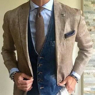 Hellbeige Chinohose kombinieren – 500+ Herbst Herren Outfits: Kombinieren Sie ein beige Sakko mit einer hellbeige Chinohose für einen für die Arbeit geeigneten Look. Schon ergibt sich ein schönes Übergangs-Outfit.