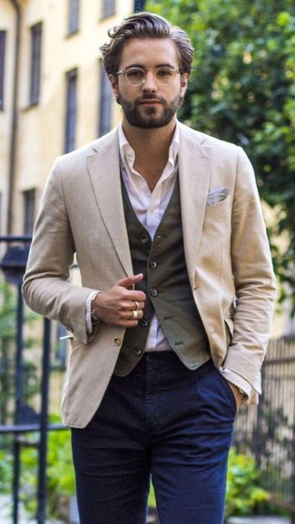 Graue Weste kombinieren – 427 Herren Outfits: Kombinieren Sie eine graue Weste mit einer dunkelblauen Chinohose für einen stilvollen, eleganten Look.
