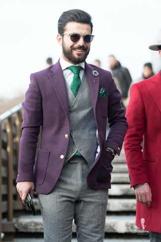 Grüne Strick Krawatte kombinieren – 10 Herren Outfits: Kombinieren Sie ein dunkellila Wollsakko mit einer grünen Strick Krawatte für einen stilvollen, eleganten Look.