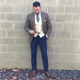 Dunkellila Sakko mit Schottenmuster kombinieren – 8 Herren Outfits: Tragen Sie ein dunkellila Sakko mit Schottenmuster und eine dunkelblaue Chinohose, um einen eleganten, aber nicht zu festlichen Look zu kreieren. Fühlen Sie sich ideenreich? Entscheiden Sie sich für braunen Leder Oxford Schuhe.