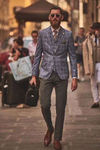Braune Strick Krawatte kombinieren – 135 Herren Outfits: Paaren Sie ein dunkelblaues Sakko mit Karomuster mit einer braunen Strick Krawatte, um vor Klasse und Perfektion zu strotzen. Braune Doppelmonks aus Leder sind eine gute Wahl, um dieses Outfit zu vervollständigen.