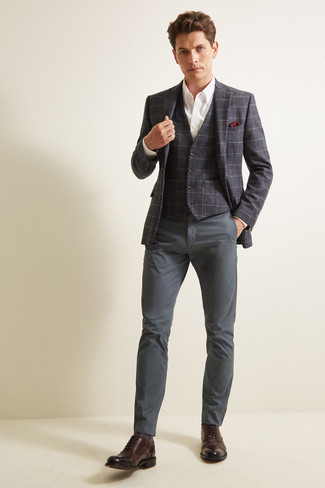 Graue Weste kombinieren – 427 Herren Outfits: Kombinieren Sie eine graue Weste mit einer dunkelgrauen Chinohose für Ihren Bürojob. Wählen Sie dunkelbraunen Leder Oxford Schuhe, um Ihr Modebewusstsein zu zeigen.