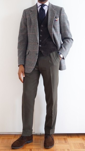 Dunkelbraune Cordweste kombinieren – 9 Herren Outfits: Kombinieren Sie eine dunkelbraune Cordweste mit einer dunkelgrauen Anzughose für eine klassischen und verfeinerte Silhouette. Braune Wildleder Oxford Schuhe leihen Originalität zu einem klassischen Look.