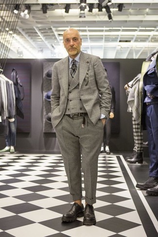 Graue Krawatte mit Paisley-Muster kombinieren – 16 Herren Outfits: Kombinieren Sie ein graues Wollsakko mit Schottenmuster mit einer grauen Krawatte mit Paisley-Muster für einen stilvollen, eleganten Look. Fühlen Sie sich mutig? Ergänzen Sie Ihr Outfit mit schwarzen klobigen Leder Oxford Schuhen.