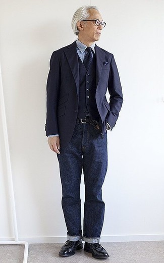 60 Jährige: Welche Jeans mit dunkelblauen Sakkos zu tragen – 10 Herbst Herren Outfits: Kombinieren Sie ein dunkelblaues Sakko mit Jeans für Drinks nach der Arbeit. Entscheiden Sie sich für schwarzen Leder Brogues, um Ihr Modebewusstsein zu zeigen. Ein insgesamt sehr cooles Herbst-Outfit.