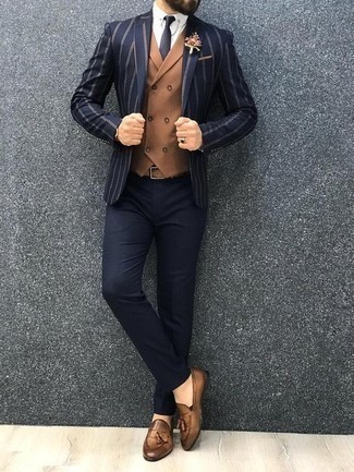 Beige Leder Slipper kombinieren – 93 Herren Outfits: Machen Sie sich mit einem dunkelblauen vertikal gestreiften Sakko und einer dunkelblauen Anzughose einen verfeinerten, eleganten Stil zu Nutze. Beige Leder Slipper sind eine großartige Wahl, um dieses Outfit zu vervollständigen.