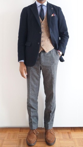 Mehrfarbiges Einstecktuch kombinieren – 405 Herren Outfits: Tragen Sie ein dunkelblaues Sakko und ein mehrfarbiges Einstecktuch für einen entspannten Wochenend-Look. Entscheiden Sie sich für braunen Wildleder Derby Schuhe, um Ihr Modebewusstsein zu zeigen.