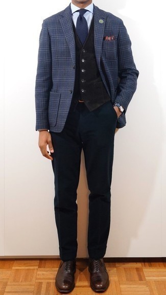 Wie dunkelblaues Sakko mit dunkelblauer Anzughose zu kombinieren – 249 Elegante Herren Outfits: Vereinigen Sie ein dunkelblaues Sakko mit einer dunkelblauen Anzughose für eine klassischen und verfeinerte Silhouette. Dieses Outfit passt hervorragend zusammen mit dunkelbraunen Leder Oxford Schuhen.