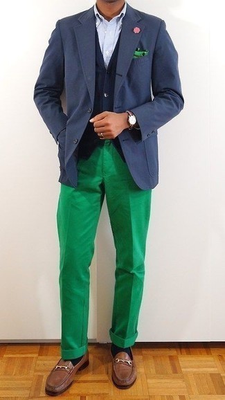 Braune Leder Slipper kombinieren – 1200+ Herren Outfits: Paaren Sie ein dunkelblaues Sakko mit einer grünen Anzughose, um vor Klasse und Perfektion zu strotzen. Braune Leder Slipper sind eine ideale Wahl, um dieses Outfit zu vervollständigen.