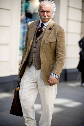 Braune Wollweste mit Fischgrätenmuster kombinieren – 6 Herren Outfits: Tragen Sie eine braune Wollweste mit Fischgrätenmuster und eine weiße Leinen Anzughose für einen stilvollen, eleganten Look.
