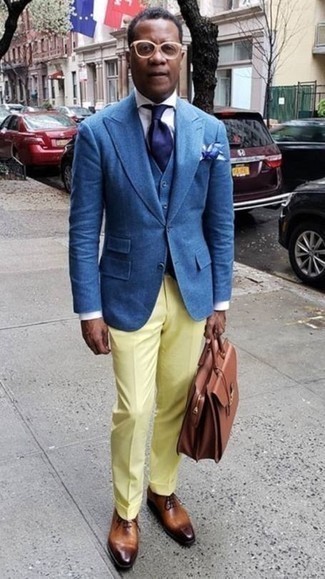 Dunkelblaue Weste kombinieren – 236 Elegante Herren Outfits: Kombinieren Sie eine dunkelblaue Weste mit einer gelben Anzughose für eine klassischen und verfeinerte Silhouette. Wenn Sie nicht durch und durch formal auftreten möchten, vervollständigen Sie Ihr Outfit mit rotbraunen Leder Oxford Schuhen.