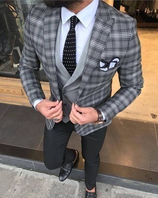Schwarze Chinohose kombinieren – 46 Elegante Herren Outfits: Kombinieren Sie ein graues Sakko mit Schottenmuster mit einer schwarzen Chinohose für einen für die Arbeit geeigneten Look. Entscheiden Sie sich für schwarzen Doppelmonks aus Leder, um Ihr Modebewusstsein zu zeigen.