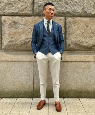 Braune Leder Slipper kombinieren – 1200+ Herren Outfits: Erwägen Sie das Tragen von einem dunkelblauen Sakko und einer weißen Anzughose für einen stilvollen, eleganten Look. Braune Leder Slipper sind eine großartige Wahl, um dieses Outfit zu vervollständigen.
