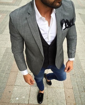 Welche Jeans mit grauen Sakkos zu tragen – 677+ Herren Outfits: Kombinieren Sie ein graues Sakko mit Jeans, wenn Sie einen gepflegten und stylischen Look wollen. Schwarze Wildleder Slipper mit Quasten putzen umgehend selbst den bequemsten Look heraus.