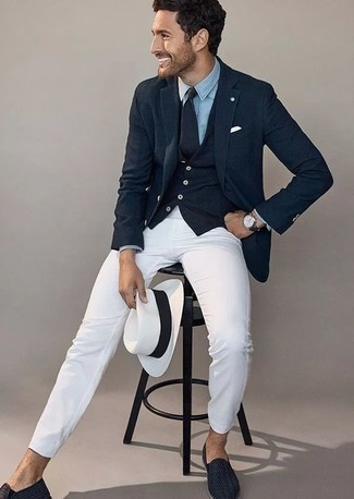 Weißen Hut kombinieren – 103 Elegante Herren Outfits: Für ein bequemes Couch-Outfit, kombinieren Sie ein dunkelblaues Sakko mit einem weißen Hut. Schalten Sie Ihren Kleidungsbestienmodus an und machen dunkelblauen geflochtenen Leder Slipper zu Ihrer Schuhwerkwahl.