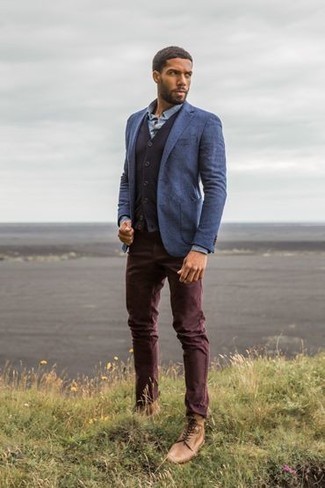 Hellbeige Lederfreizeitstiefel kombinieren – 78 Herren Outfits: Kombinieren Sie ein blaues Sakko mit einer dunkelroten Chinohose, wenn Sie einen gepflegten und stylischen Look wollen. Eine hellbeige Lederfreizeitstiefel sind eine gute Wahl, um dieses Outfit zu vervollständigen.