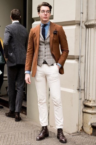 Hellbeige Weste kombinieren – 245 Herren Outfits: Paaren Sie eine hellbeige Weste mit einer weißen Chinohose für einen für die Arbeit geeigneten Look. Fühlen Sie sich ideenreich? Entscheiden Sie sich für eine dunkelbraune Lederfreizeitstiefel.