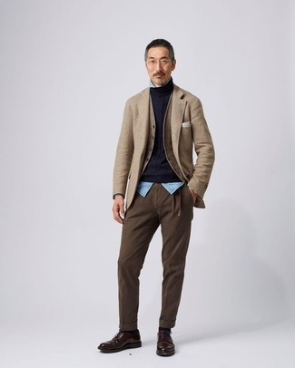 Braune Chinohose kombinieren – 23 Elegante Herren Outfits: Ein beige Sakko und eine braune Chinohose sind eine großartige Outfit-Formel für Ihre Sammlung. Setzen Sie bei den Schuhen auf die klassische Variante mit dunkelbraunen Leder Derby Schuhen.