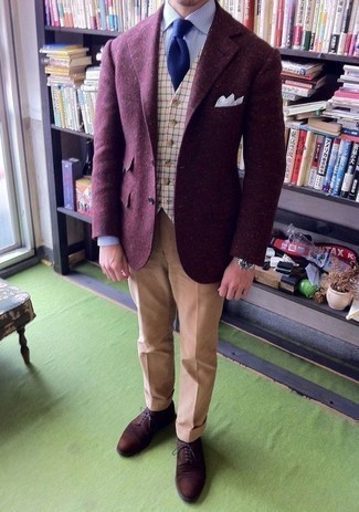 Lila Jacke kombinieren – 183 Herren Outfits: Entscheiden Sie sich für eine lila Jacke und eine beige Anzughose für einen stilvollen, eleganten Look. Dunkelbraune Wildleder Derby Schuhe fügen sich nahtlos in einer Vielzahl von Outfits ein.
