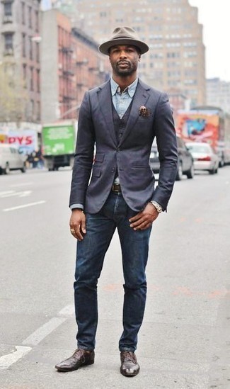 30 Jährige: Weste kombinieren – 500+ Herren Outfits warm Wetter: Vereinigen Sie eine Weste mit dunkelblauen Jeans für eine klassischen und verfeinerte Silhouette. Fühlen Sie sich ideenreich? Entscheiden Sie sich für dunkelbraunen Leder Derby Schuhe.