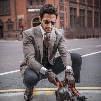 30 Jährige: Braune Lederhandschuhe kombinieren – 195 Herbst Herren Outfits: Ein hellbeige Sakko und braune Lederhandschuhe sind eine kluge Outfit-Formel für Ihre Sammlung. Fühlen Sie sich ideenreich? Entscheiden Sie sich für dunkelbraunen Leder Oxford Schuhe. Ein perfektes Outfit für den Herbst, oder?