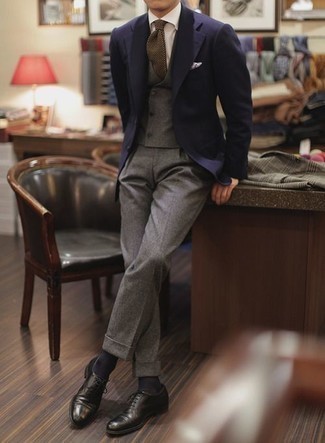 Graue Wollweste kombinieren – 80 Elegante Herren Outfits: Kombinieren Sie eine graue Wollweste mit einer grauen Wollanzughose für einen stilvollen, eleganten Look. Fühlen Sie sich ideenreich? Wählen Sie schwarzen Leder Oxford Schuhe.