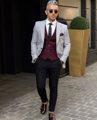Schwarze Chinohose kombinieren – 46 Elegante Herren Outfits: Kombinieren Sie ein graues Sakko mit einer schwarzen Chinohose für einen für die Arbeit geeigneten Look. Fühlen Sie sich mutig? Komplettieren Sie Ihr Outfit mit dunkelroten Doppelmonks aus Leder.