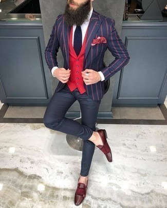 Rotes bedrucktes Einstecktuch kombinieren – 288 Herren Outfits: Halten Sie Ihr Outfit locker mit einem dunkelblauen vertikal gestreiften Sakko und einem roten bedruckten Einstecktuch. Ergänzen Sie Ihr Outfit mit dunkelroten Doppelmonks aus Leder, um Ihr Modebewusstsein zu zeigen.