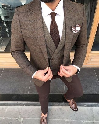 Braune Strick Krawatte kombinieren – 135 Herren Outfits: Etwas Einfaches wie die Wahl von einem braunen Sakko mit Karomuster und einer braunen Strick Krawatte kann Sie von der Menge abheben. Braune Leder Slipper mit Quasten fügen sich nahtlos in einer Vielzahl von Outfits ein.