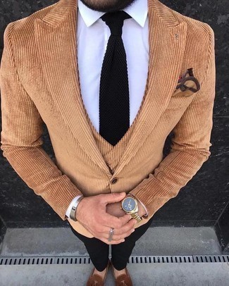 Beige Cordweste kombinieren – 5 Herren Outfits: Vereinigen Sie eine beige Cordweste mit einer schwarzen Anzughose für eine klassischen und verfeinerte Silhouette. Fühlen Sie sich ideenreich? Komplettieren Sie Ihr Outfit mit braunen Wildleder Slippern.