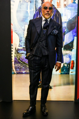 Dunkelblaues Sakko kombinieren – 500+ Elegante Herren Outfits: Machen Sie sich mit einem dunkelblauen Sakko und einer schwarzen vertikal gestreiften Anzughose einen verfeinerten, eleganten Stil zu Nutze. Vervollständigen Sie Ihr Look mit schwarzen Leder Slippern mit Quasten.